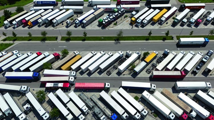 Lkw-Parkplätze: KI-Lösung soll Fahrer unterstützen