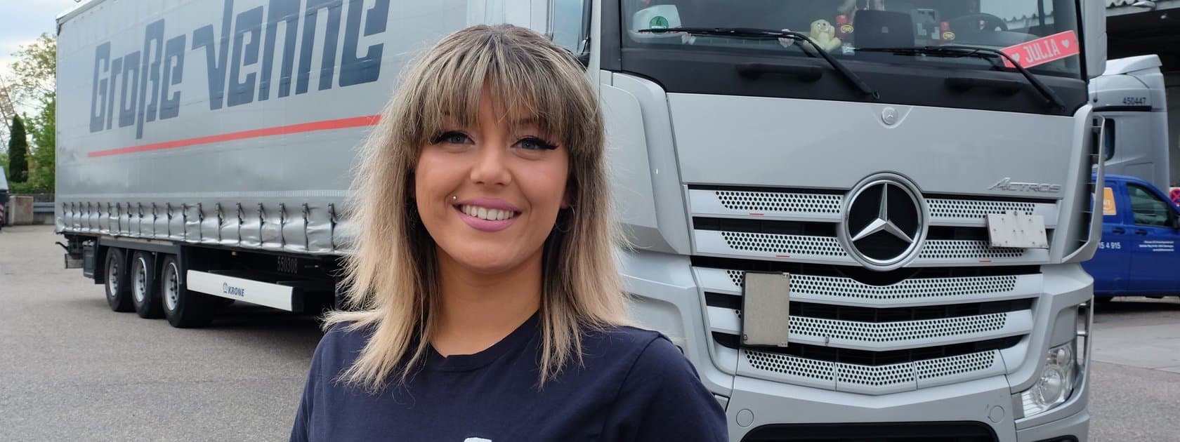 Berufskraftfahrerinnen sind immer noch eine Seltenheit – dafür ist Julia Lepek mit ihrem Mercedes-Benz Lkw umso begeisterter