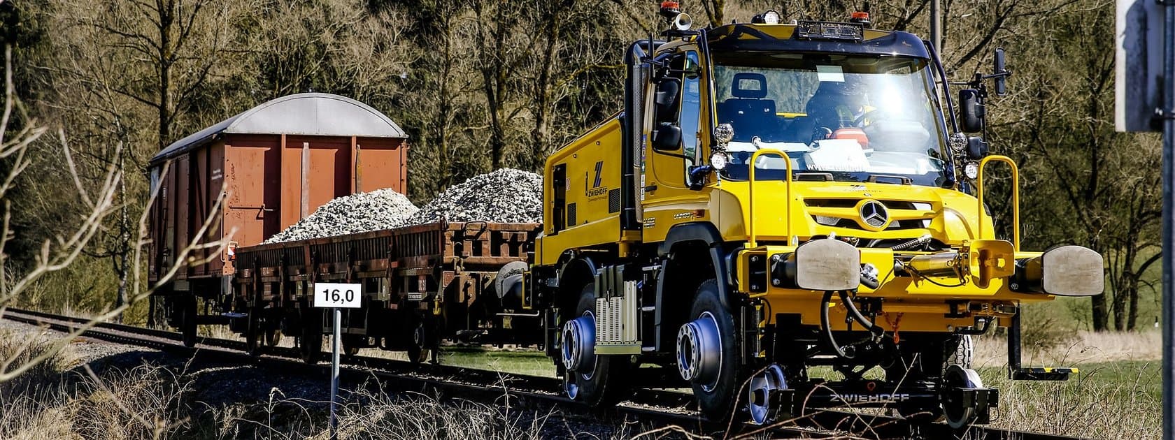 Ob auf Stahl oder Asphalt: Vier multifunktionale Unimog für den Zwei-Wege-Einsatz auf der InnoTrans