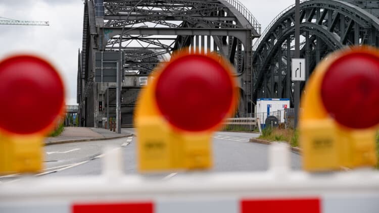 Disposition: Freihafenelbbrücke für schwere Lastwagen gesperrt