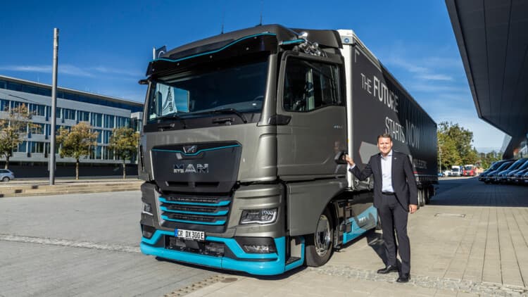 In 100 Jahren vom Diesel- zum E-Lkw: MAN liefert ersten eTGX an Kunden aus