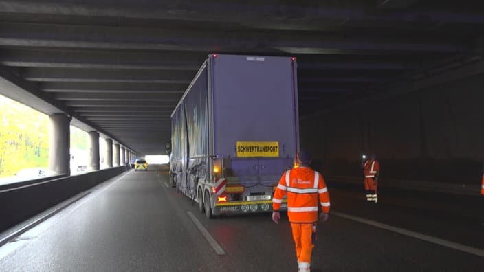 A46 bei Wuppertal: LKW in Autobahntunnel festgefahren