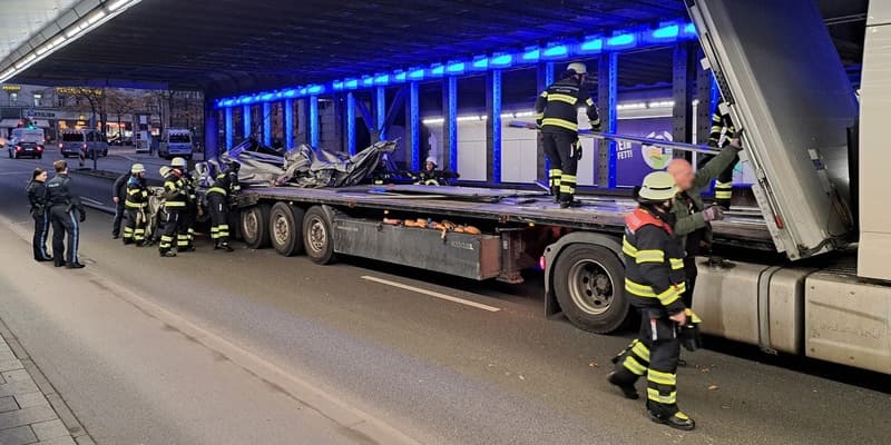 Lkw bleibt in Unterführung hängen