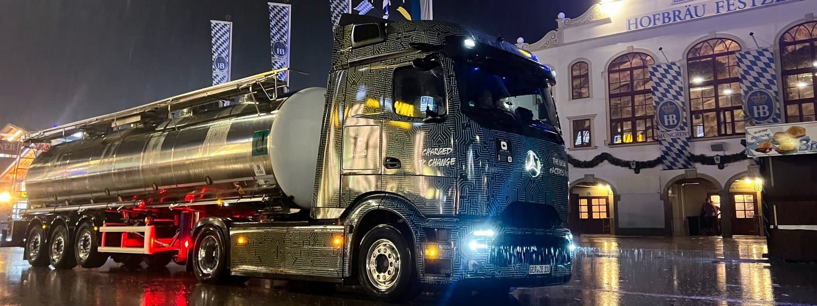 e-zapft is! Mercedes-Benz eActros 600 beliefert Münchner Oktoberfest mit rund 82.000 Litern Bier und frischen Wiesnbrezn