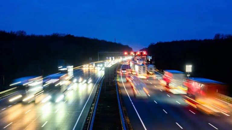 A5 bei Neuenburg: Lkw-Fahrer parkt auf linker Spur und legt sich schlafen