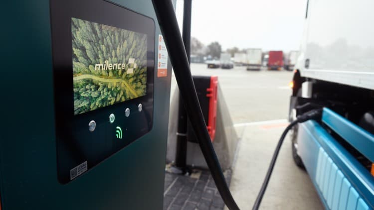 Neue Ladestation für Elektro-Lastwagen im Hamburger Hafen