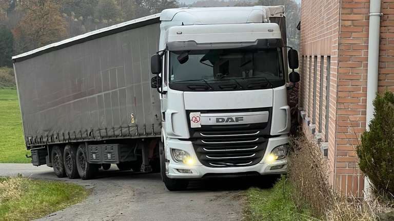 Lkw richten Schäden in kleinem Ort an: „Die fahren immer nur nach Navi“