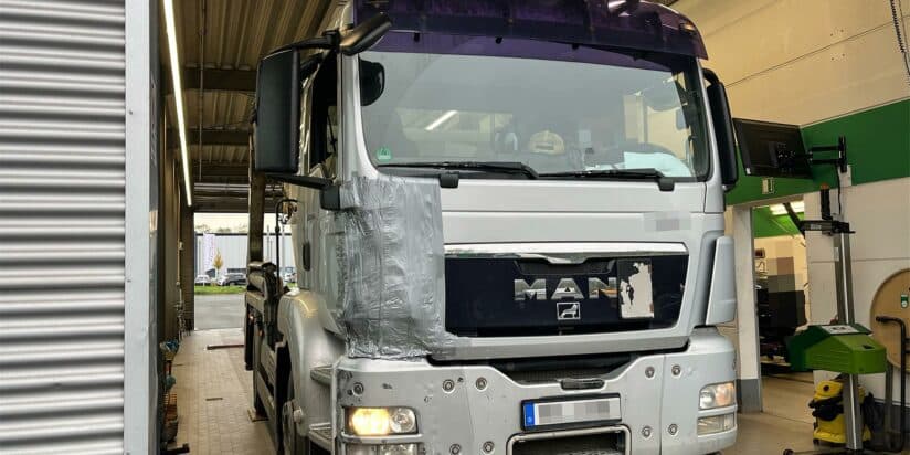 LKW hält nur noch mit Klebeband