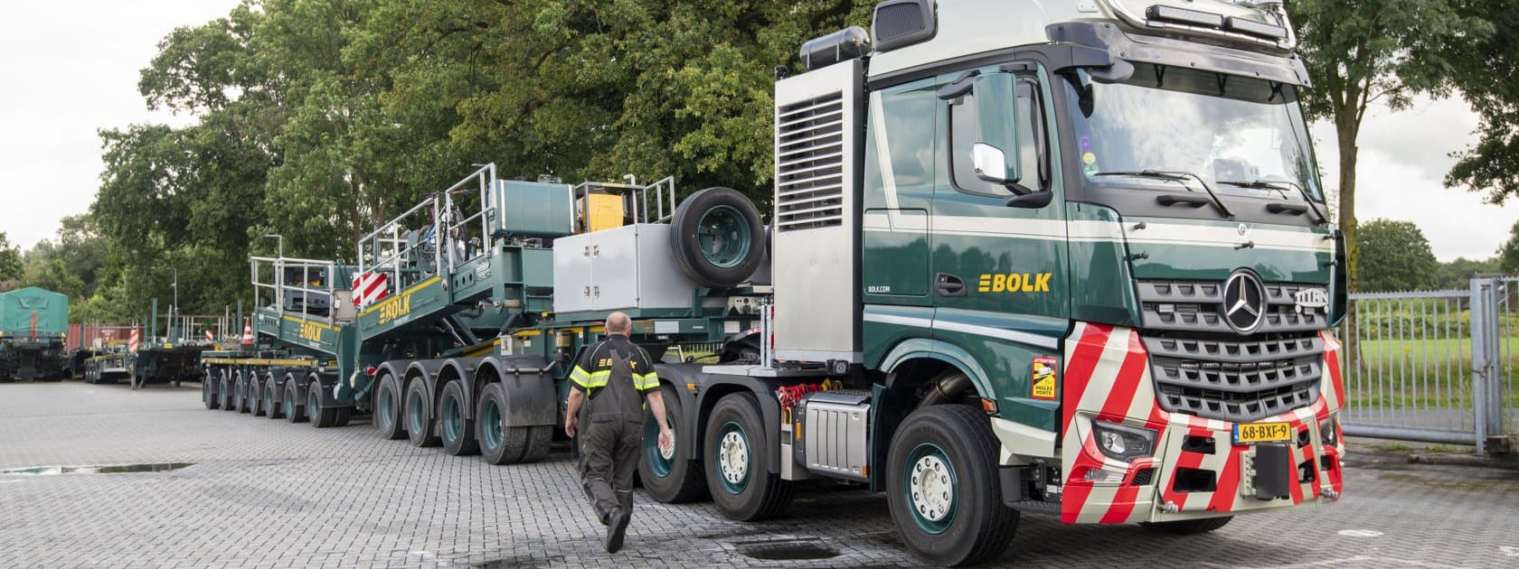 Zwei Schwergewichte für Bolk Transport: Mercedes-Benz Arocs mit 250 Tonnen Zuggewicht unterwegs auf Europas Straßen