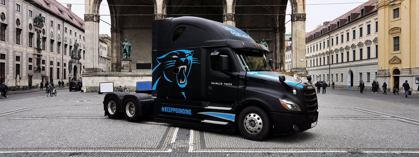Daimler Truck präsentiert sich als Partner der Carolina Panthers beim NFL-Spiel in München: Freightliner Cascadia ist Blickfang an der Münchner Fanmeile