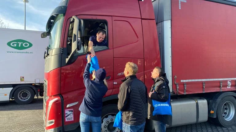 Lkw-Fahrer bekommen Weihnachtsgeschenke an der A61