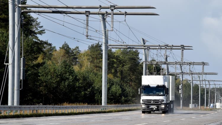 Feldversuch fürs Laden von Elektro-Lkw auf der A5 beendet