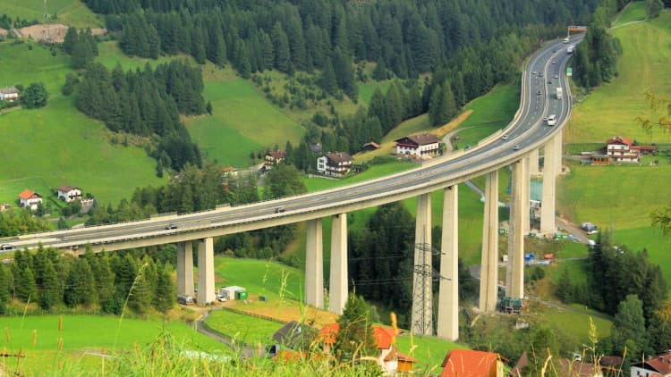 Brenner: Aufhebung von Nachtfahrverboten für Lkw gefordert