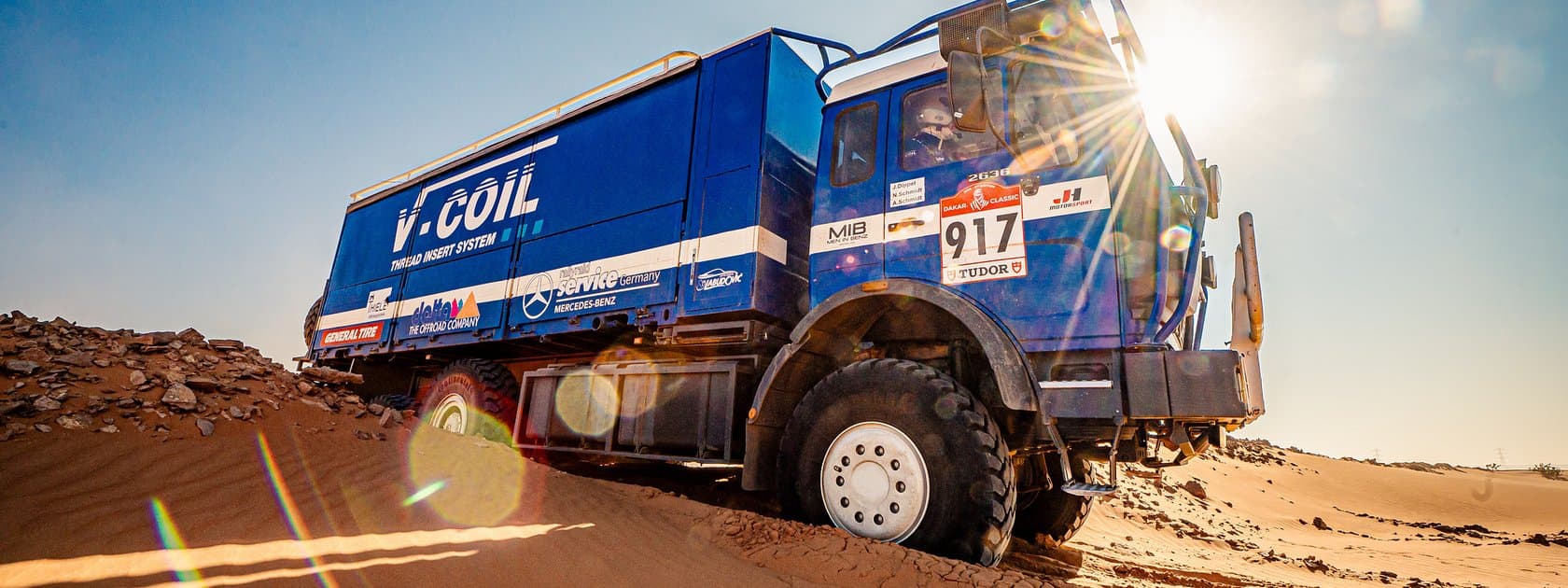 Dakar Rallye 2025: zwei Mercedes-Benz Lkw-Legenden als rollende Werkstätten beim härtesten Rennen der Welt