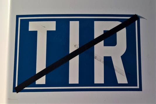 TIR-Schild am Lkw: Was bedeutet es und warum ist es manchmal durchgestrichen?