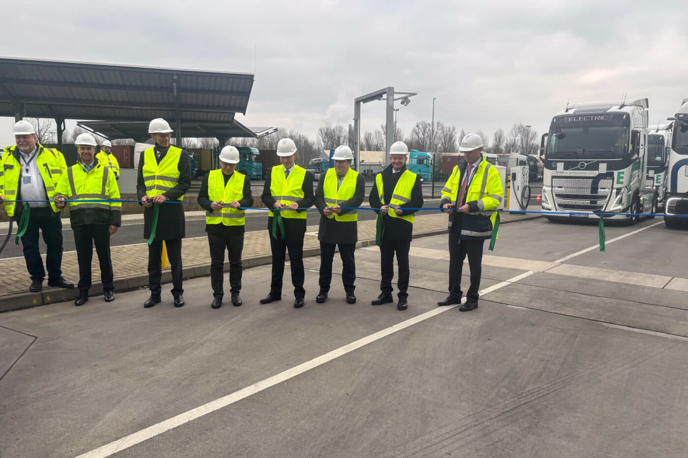 Premiere in Neuss: Contargo eröffnet Ladepunkte für E-Lkw