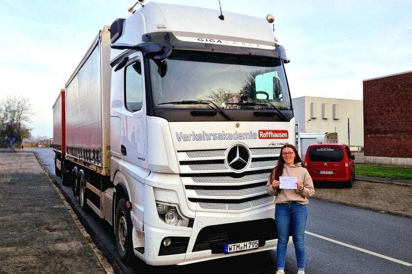 Für den Katastrophenschutz tauscht Studentin Combi gegen LKW