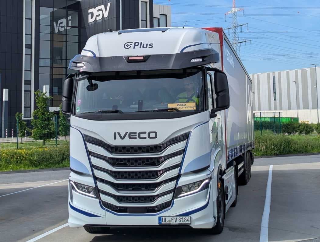 Straßengüterverkehr: Teilautonomer Lkw besteht Praxistest bei Iveco, DSV und dm